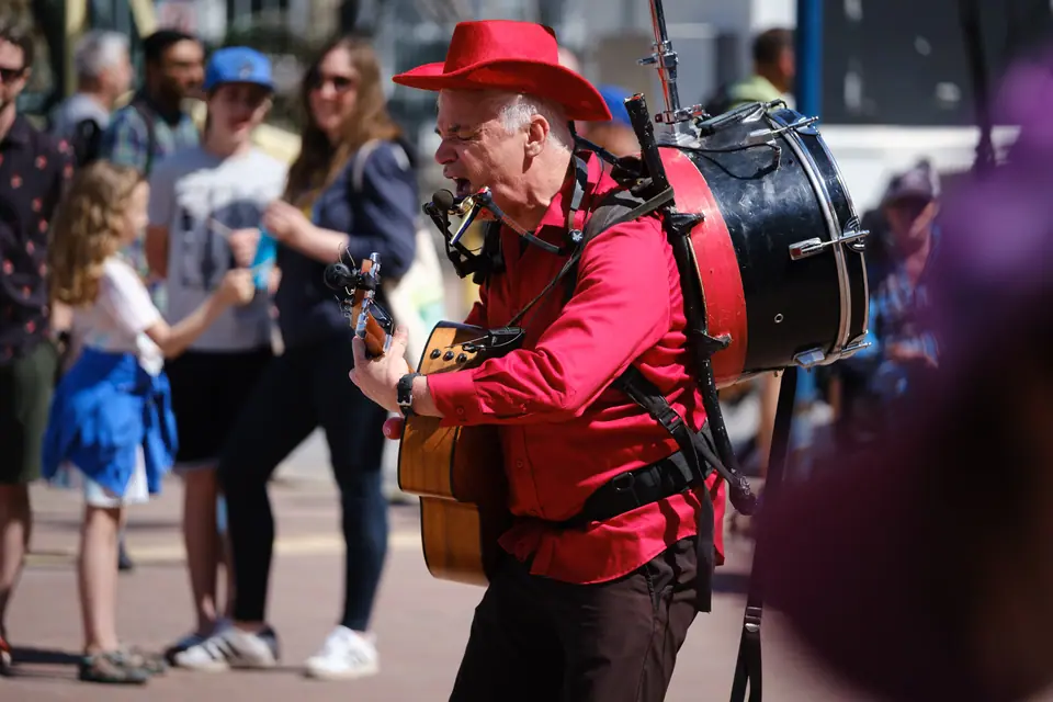 One man band performing for a crowd at the Eau Claire Market farewell
