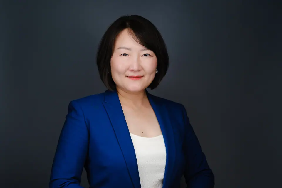 Realtor headshot of a smiling woman in a royal blue blazer